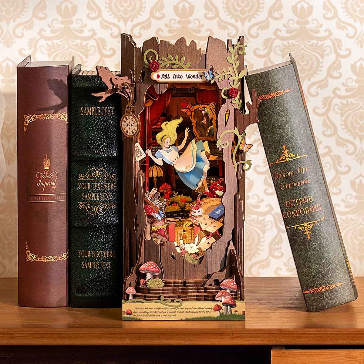 Un coin livre complexe sur le thème d’Alice au pays des merveilles, avec des figurines et des détails miniatures.